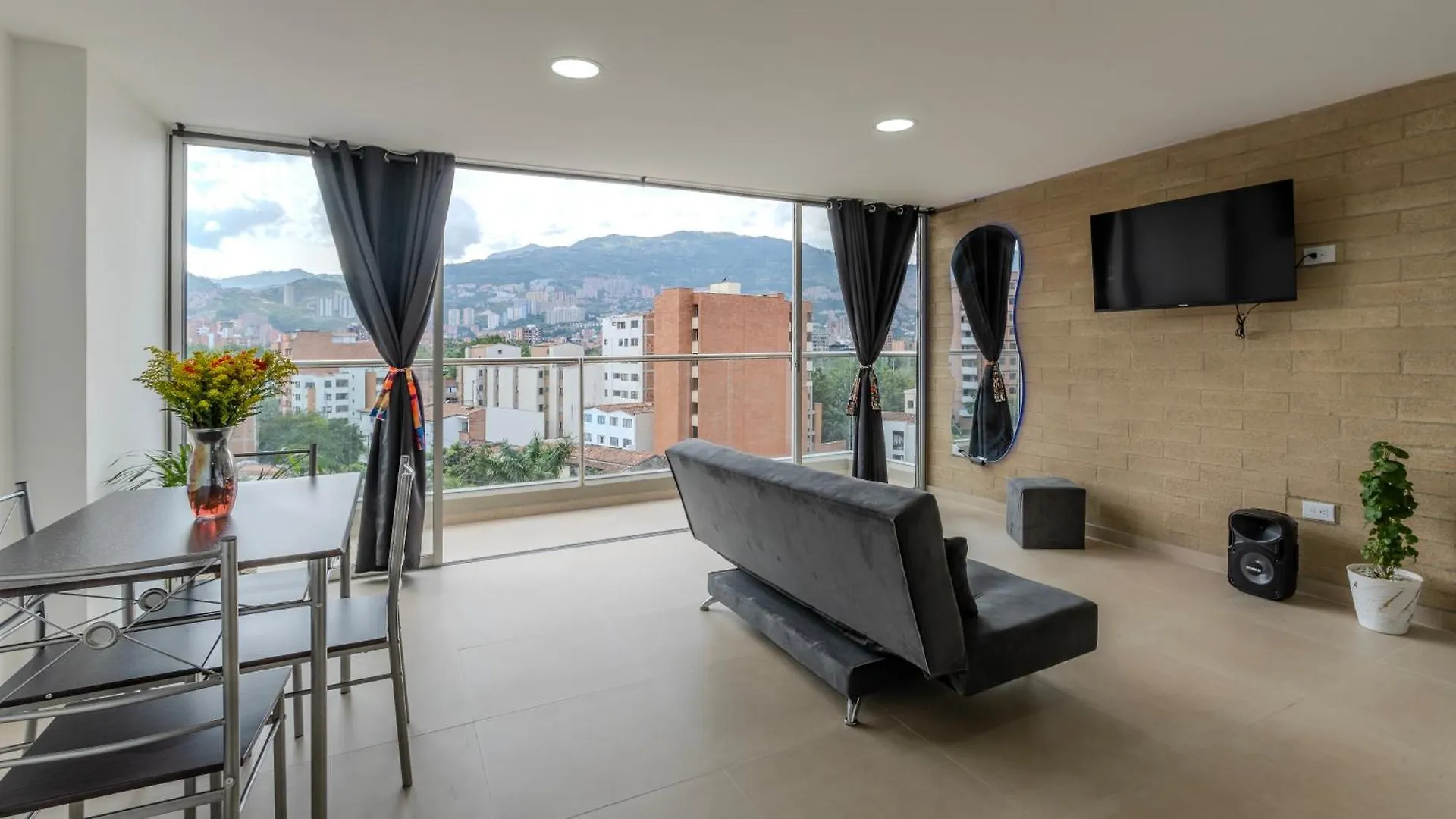 Mirador Del Laureles, Ac, Piscina, Parqueadero 701 contacts